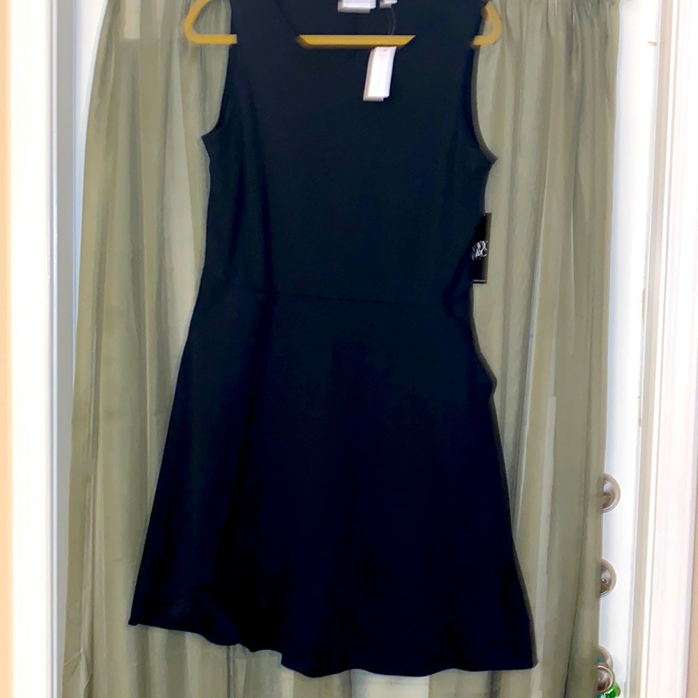 Black sleeveless dress with pockets!